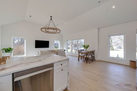 Tiny photo for 19 Marina Drive, Des Plaines, IL 60016 (MLS # 12600381)