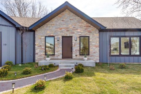 Tiny photo for 19 Marina Drive, Des Plaines, IL 60016 (MLS # 12600381)