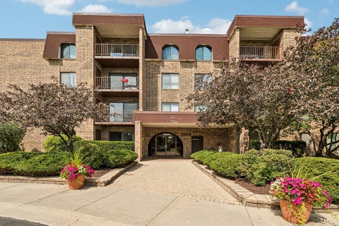 Photo of 2100 Valencia Drive #215B, Northbrook, IL 60062 (MLS # 12741998)