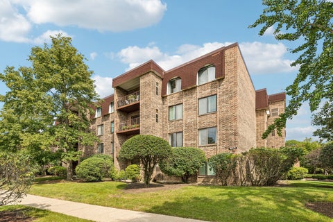 Tiny photo for 2100 Valencia Drive #215B, Northbrook, IL 60062 (MLS # 12741998)