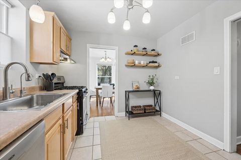 Tiny photo for 2710 W Berwyn Avenue, Chicago, IL 60625 (MLS # 12614680)