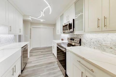 Tiny photo for 1 The Court of Harborside Court #202, Northbrook, IL 60062 (MLS # 12577860)