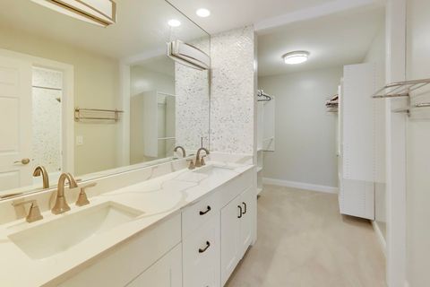 Tiny photo for 1 The Court of Harborside Court #202, Northbrook, IL 60062 (MLS # 12577860)