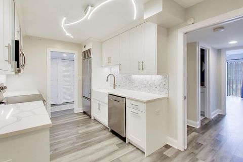 Tiny photo for 1 The Court of Harborside Court #202, Northbrook, IL 60062 (MLS # 12577860)