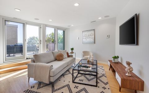 Tiny photo for 5747 N Sheridan Road #GH, Chicago, IL 60660 (MLS # 12501843)