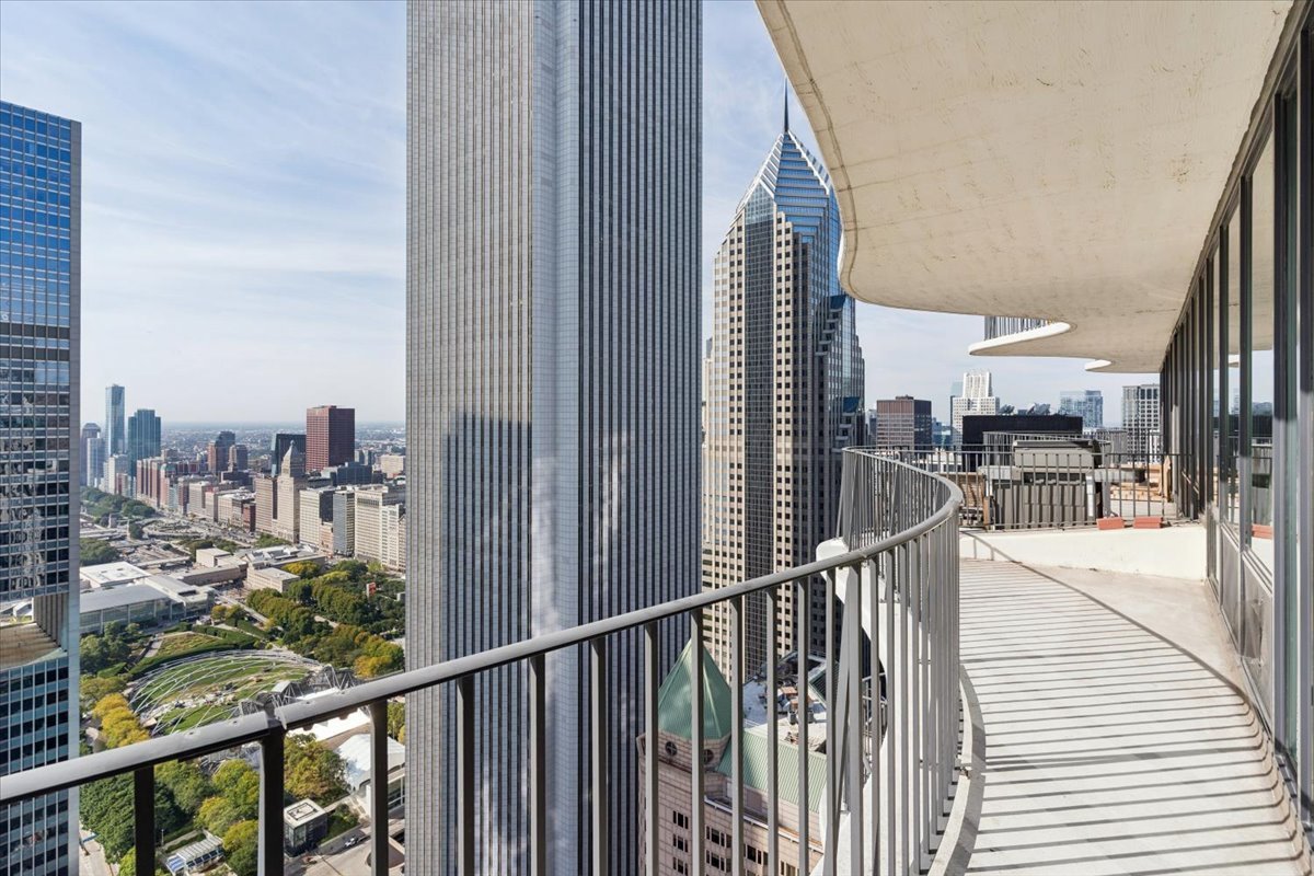225 N Columbus Drive 5513