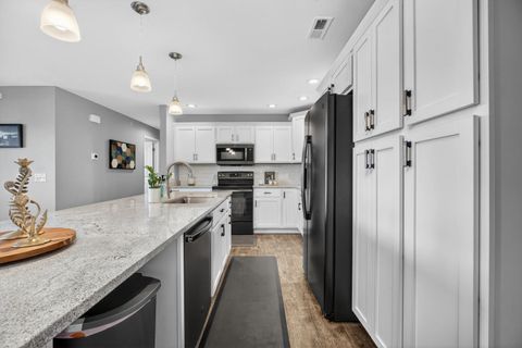 Tiny photo for 400 E Franklin Street #204, Eldridge, IA 52748 (MLS # 12616587)