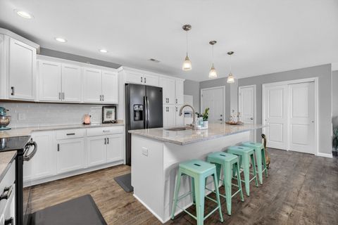 Tiny photo for 400 E Franklin Street #204, Eldridge, IA 52748 (MLS # 12616587)