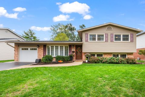 Photo of 215 W Hintz Road, Arlington Heights, IL 60004 (MLS # 12501337) Photo of 215 W Hintz Road, Arlington Heights, IL 60004 (MLS # 12501337)