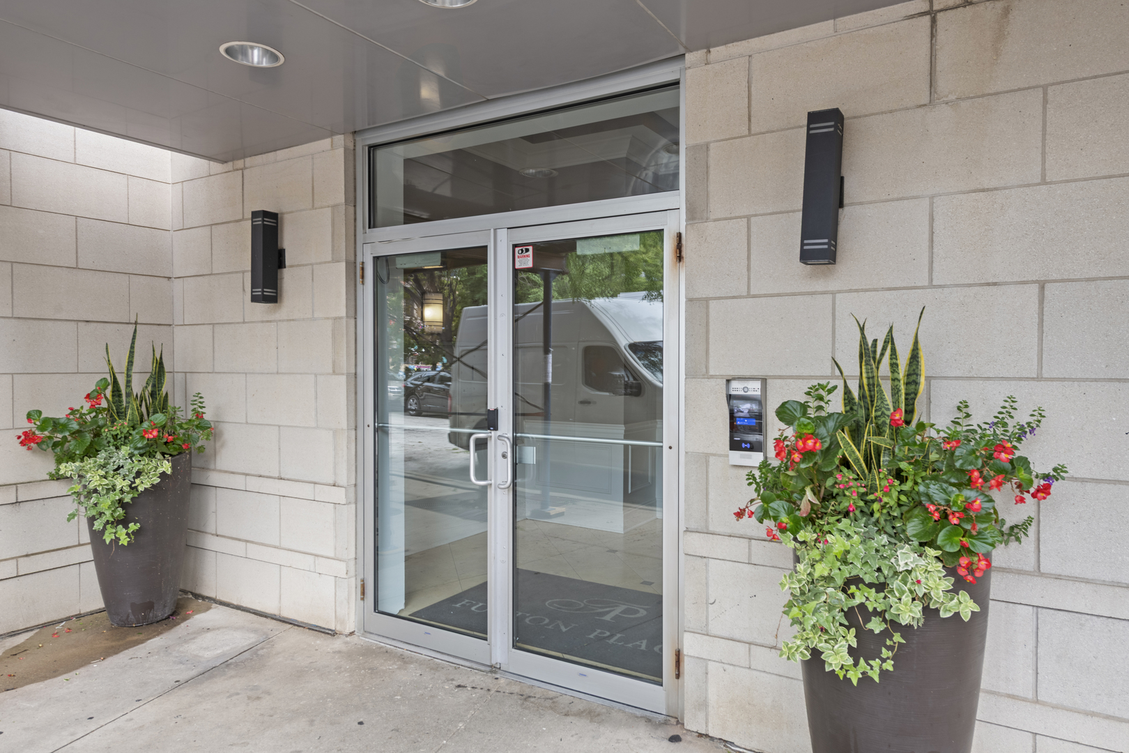 657 W Fulton Street 604