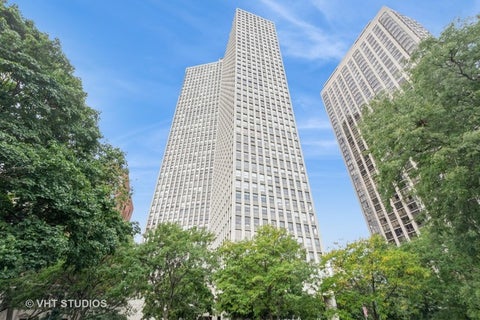 Photo of 2626 N LAKEVIEW Avenue #1002, Chicago, IL 60614 (MLS # 12708354)