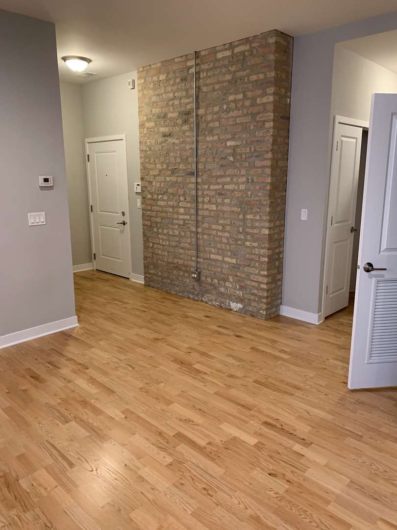 6125 N Clark Street 104