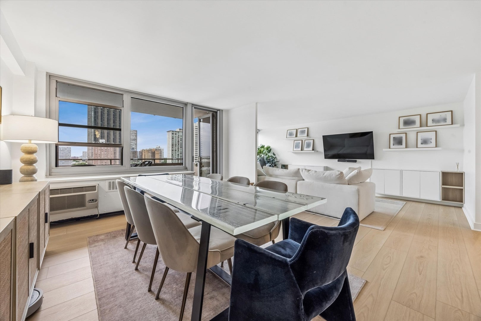 555 W Cornelia Avenue 1311