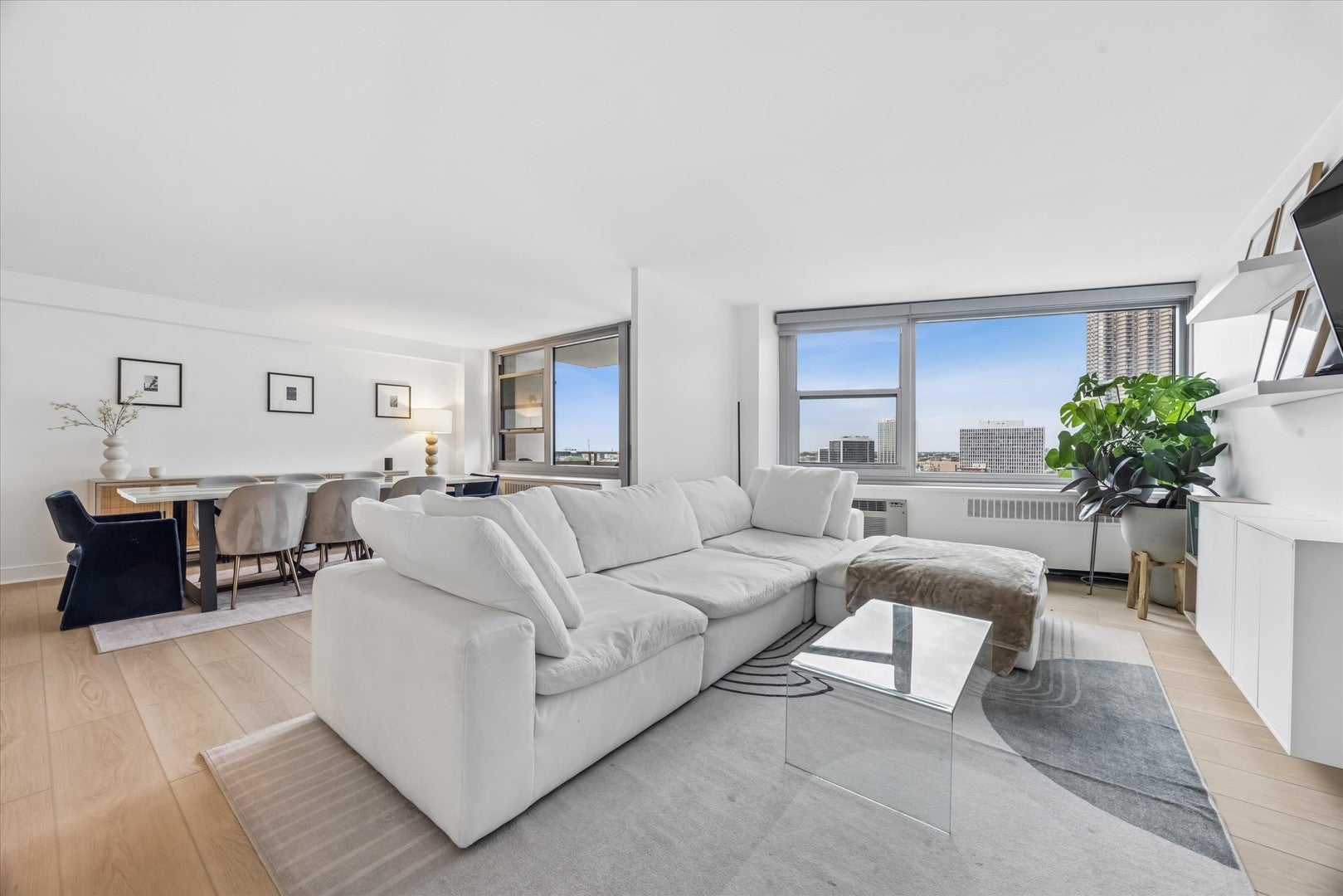 555 W Cornelia Avenue 1311