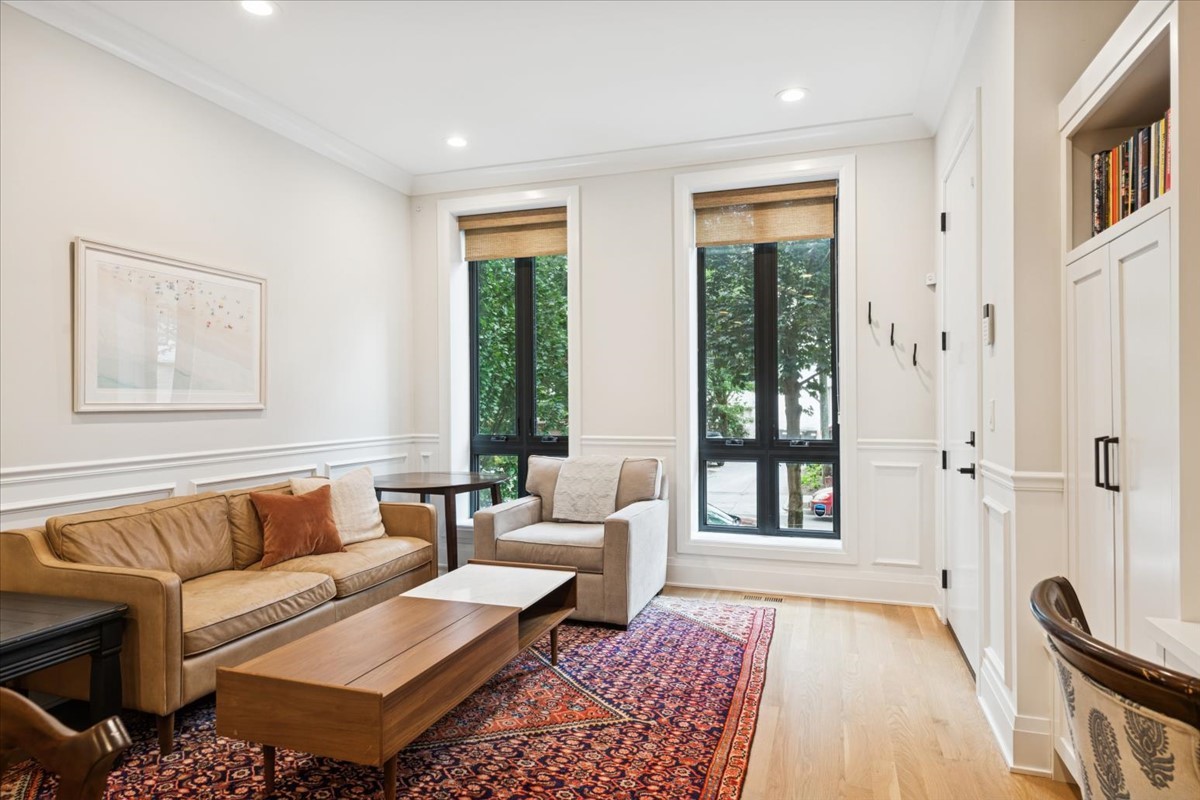 2727 N Kenmore Avenue 1