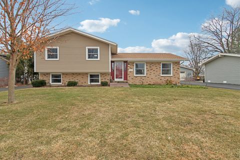 Photo of 1811 Longmeadow Drive, Lindenhurst, IL 60046 (MLS # 12584450)
