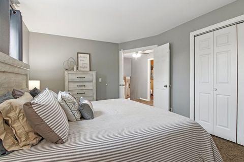 Tiny photo for 1811 Longmeadow Drive, Lindenhurst, IL 60046 (MLS # 12584450)