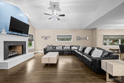 Tiny photo for 421 W Hawthorne Street, Arlington Heights, IL 60004 (MLS # 12505319)