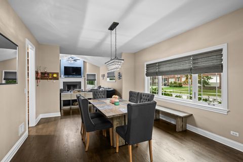 Tiny photo for 421 W Hawthorne Street, Arlington Heights, IL 60004 (MLS # 12505319)