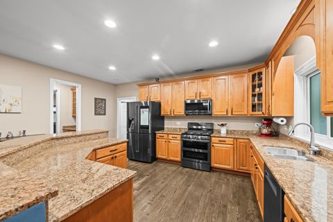 Tiny photo for 421 W Hawthorne Street, Arlington Heights, IL 60004 (MLS # 12505319)