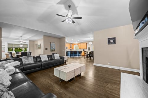 Tiny photo for 421 W Hawthorne Street, Arlington Heights, IL 60004 (MLS # 12505319)