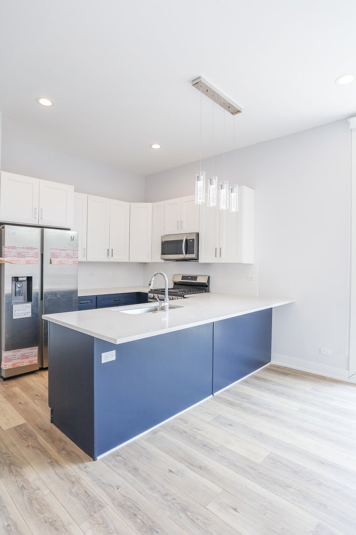 2402 W Carmen Avenue 406