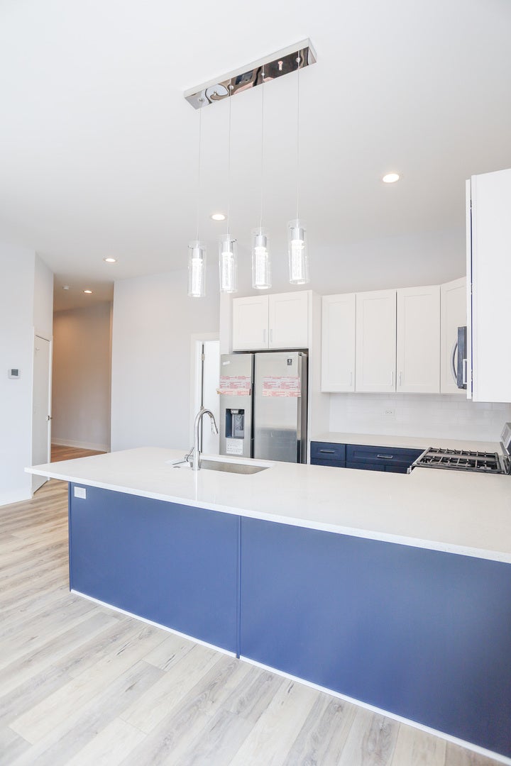 2402 W Carmen Avenue 406