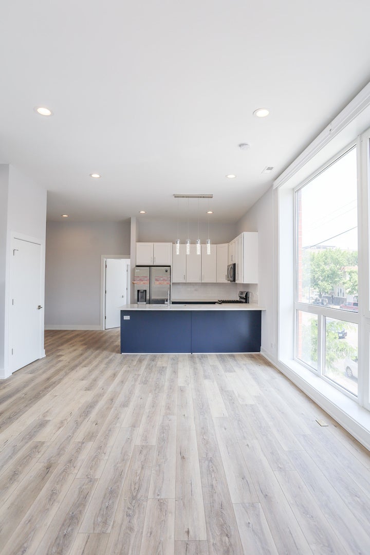 2402 W Carmen Avenue 406