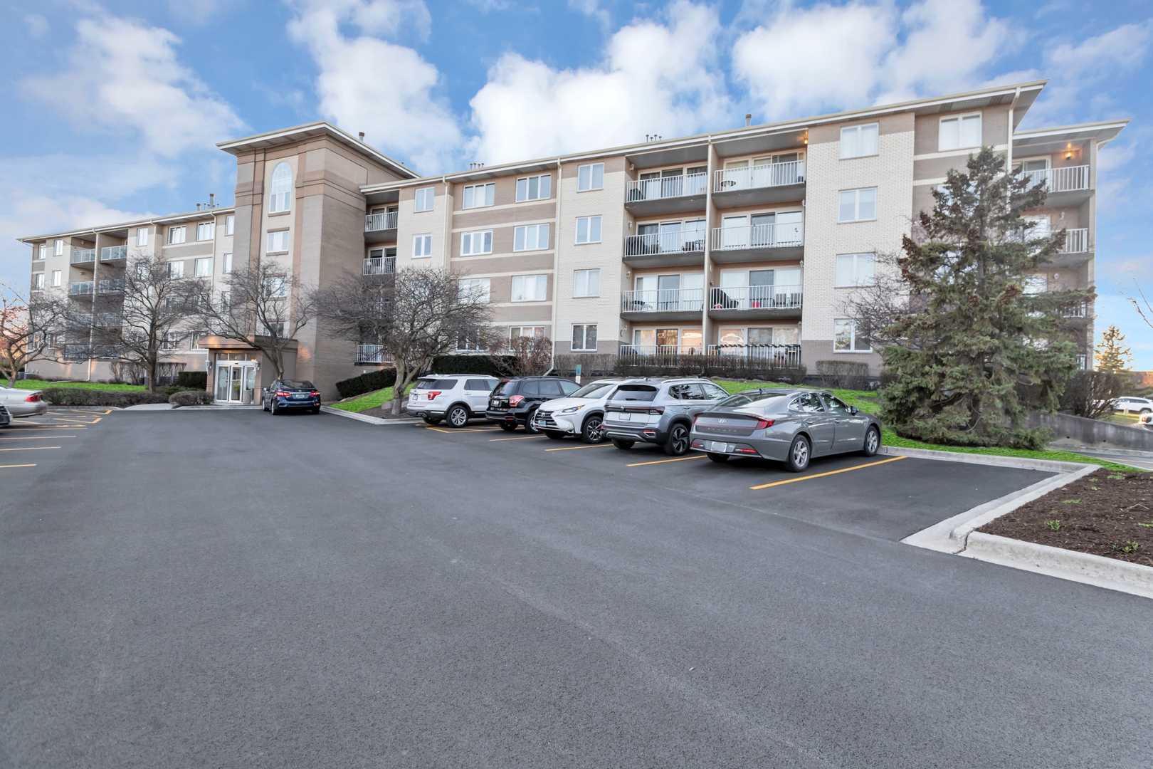 480 E Montrose Avenue 209