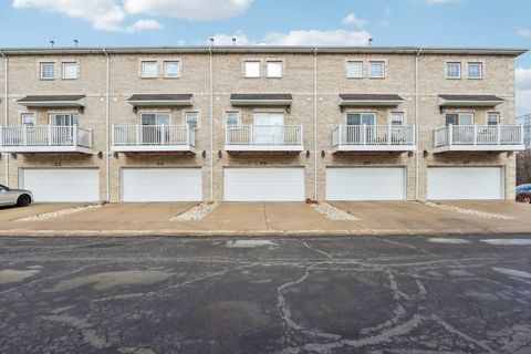 Tiny photo for 183 N EAST RIVER Road #C5, Des Plaines, IL 60016 (MLS # 12537628)