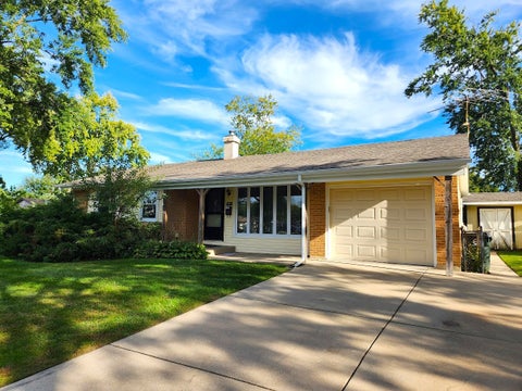 Photo of 325 Spruce Lane, Elk Grove Village, IL 60007 (MLS # 12755957)
