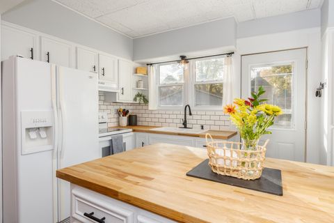 Tiny photo for 609 N Jackson Street, Clinton, IL 61727 (MLS # 12515576)