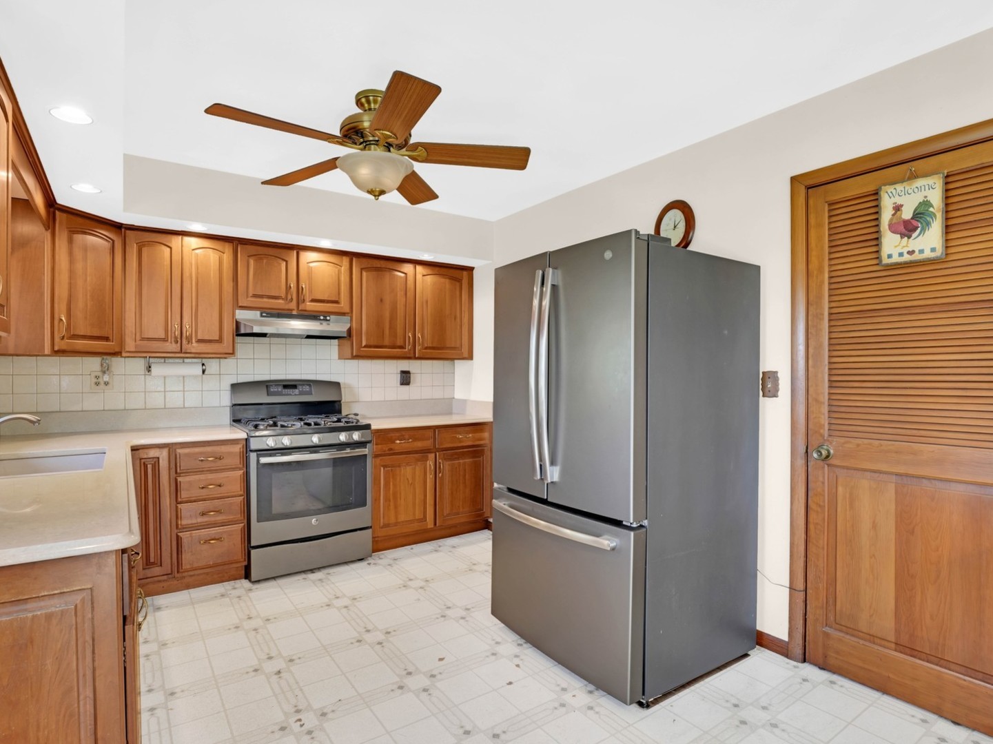 Woodstock, Illinois 60098, United States, 4 Bedrooms Bedrooms, ,3 BathroomsBathrooms,Residential,Active,225572