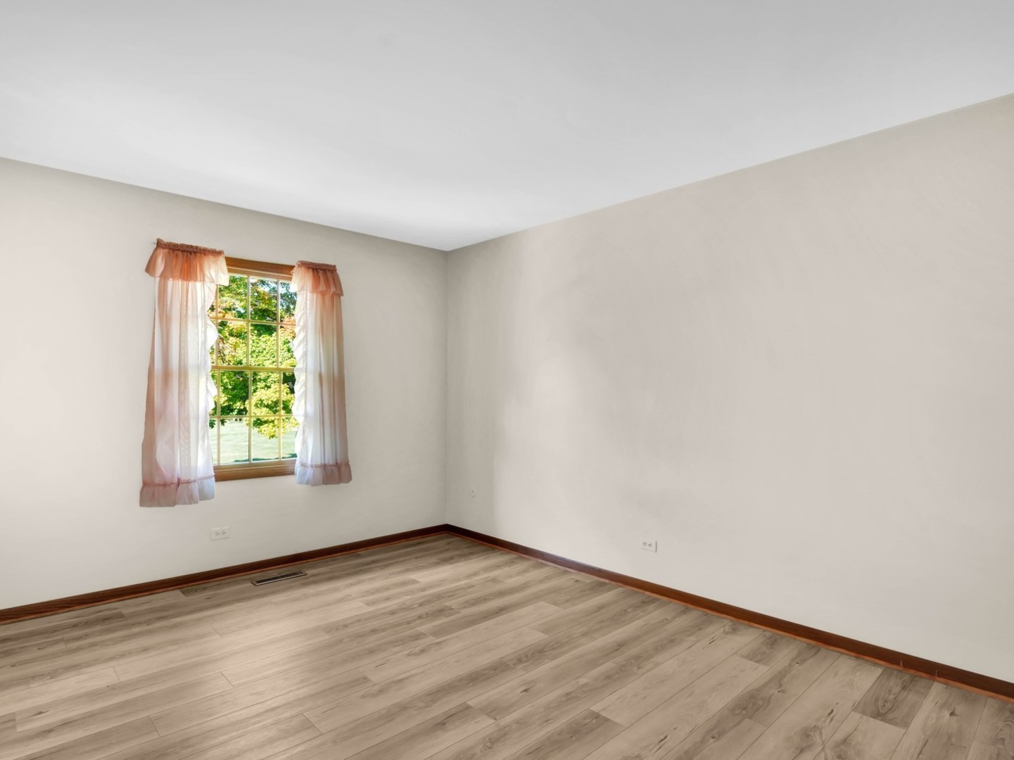 Woodstock, Illinois 60098, United States, 4 Bedrooms Bedrooms, ,3 BathroomsBathrooms,Residential,Active,225572