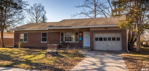 Photo of 702 S DIXON Avenue, Carbondale, IL 62901 (MLS # EB459986)