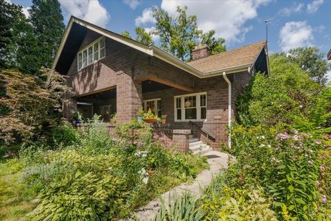 2216 W Greenleaf Avenue Chicago IL 60645