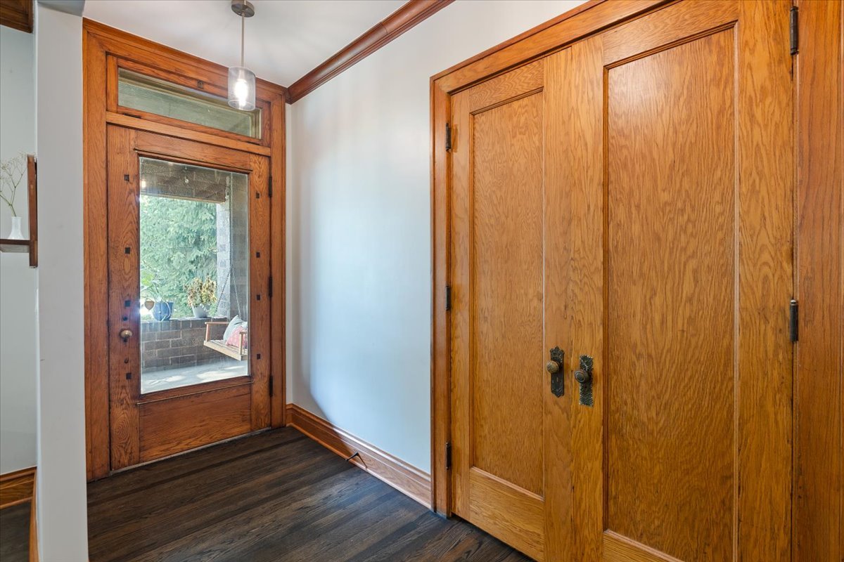2216 W Greenleaf Avenue