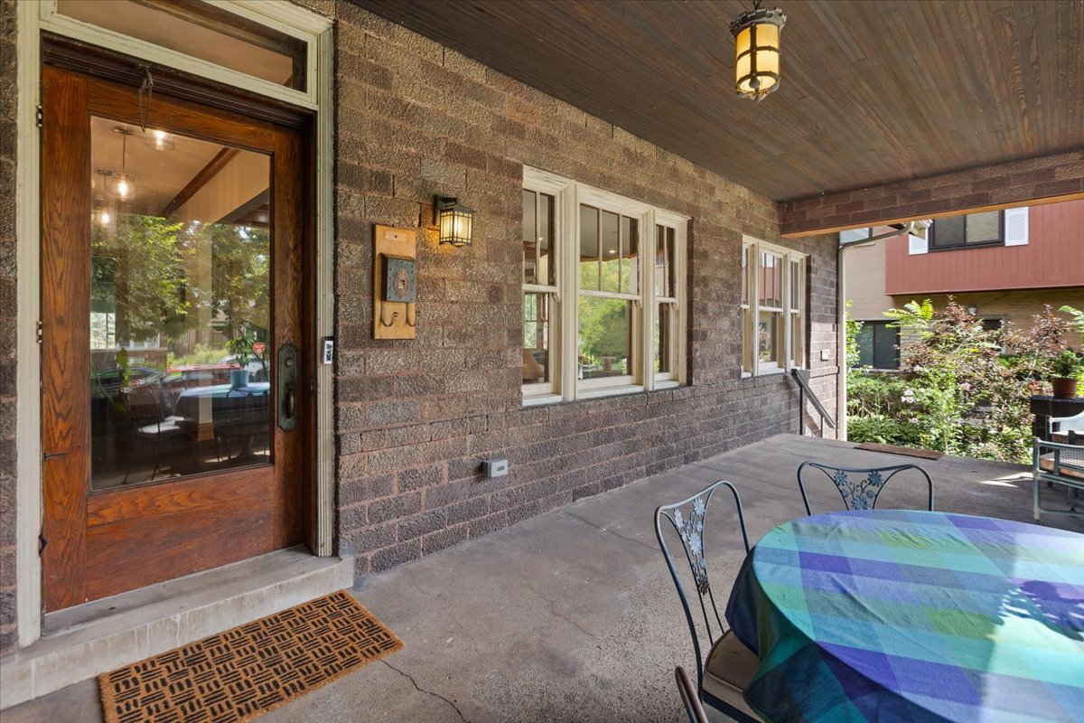 2216 W Greenleaf Avenue