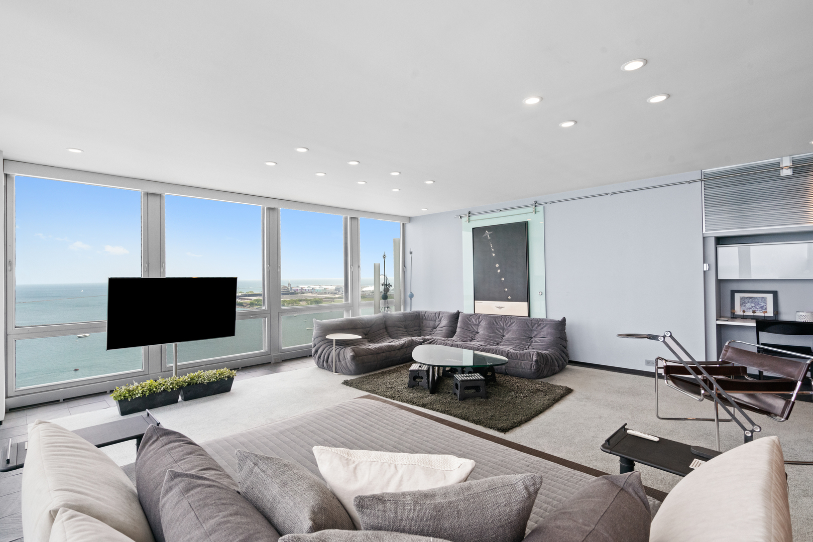 880 N Lake Shore Drive 19A