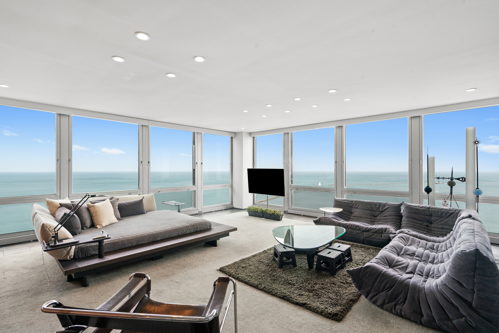880 N Lake Shore Drive 19A