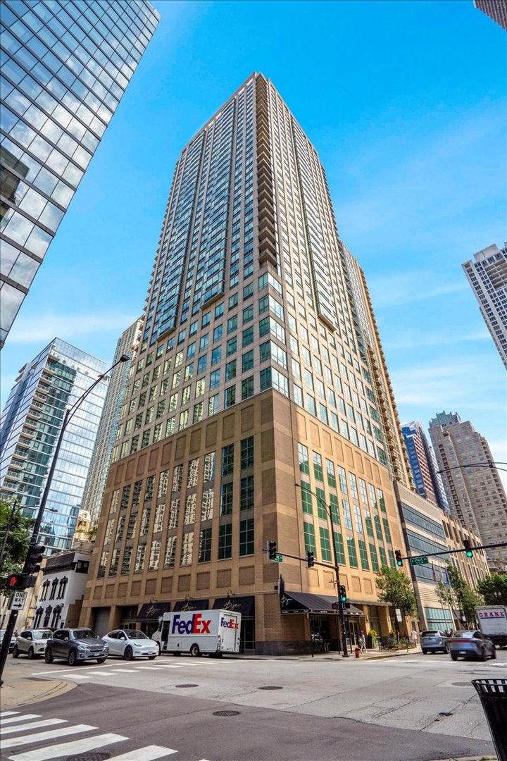 2 E Erie Street 2001