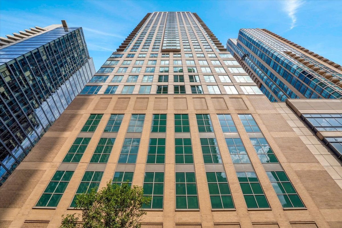 2 E Erie Street 2001