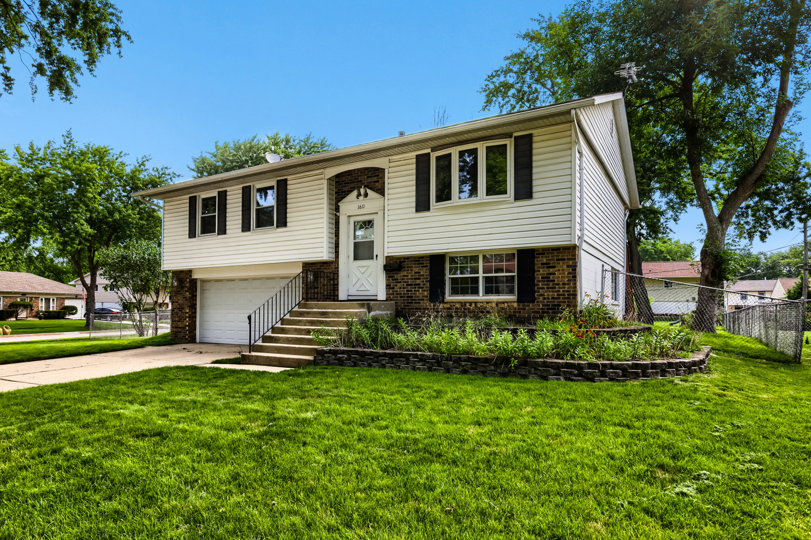 Photo 1 of 26 — 1611 Moore Avenue, Streamwood, IL 60107