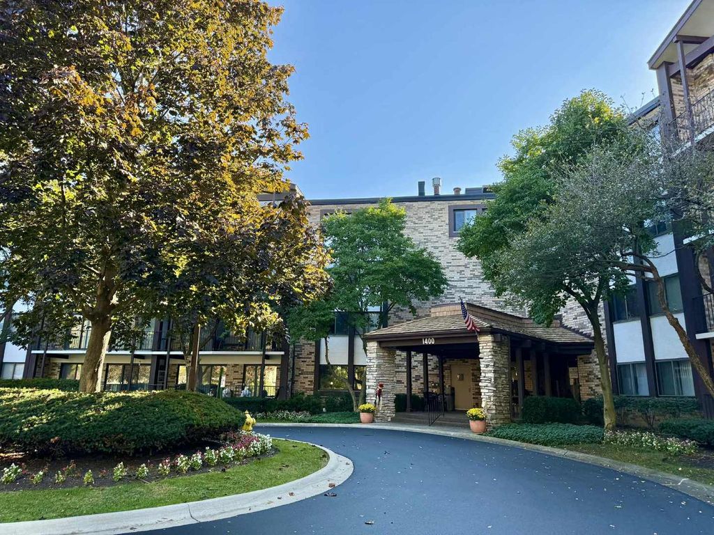 Photo for 1400 N Yarmouth Place #315, Mount Prospect, IL 60056 (MLS # 12504182)