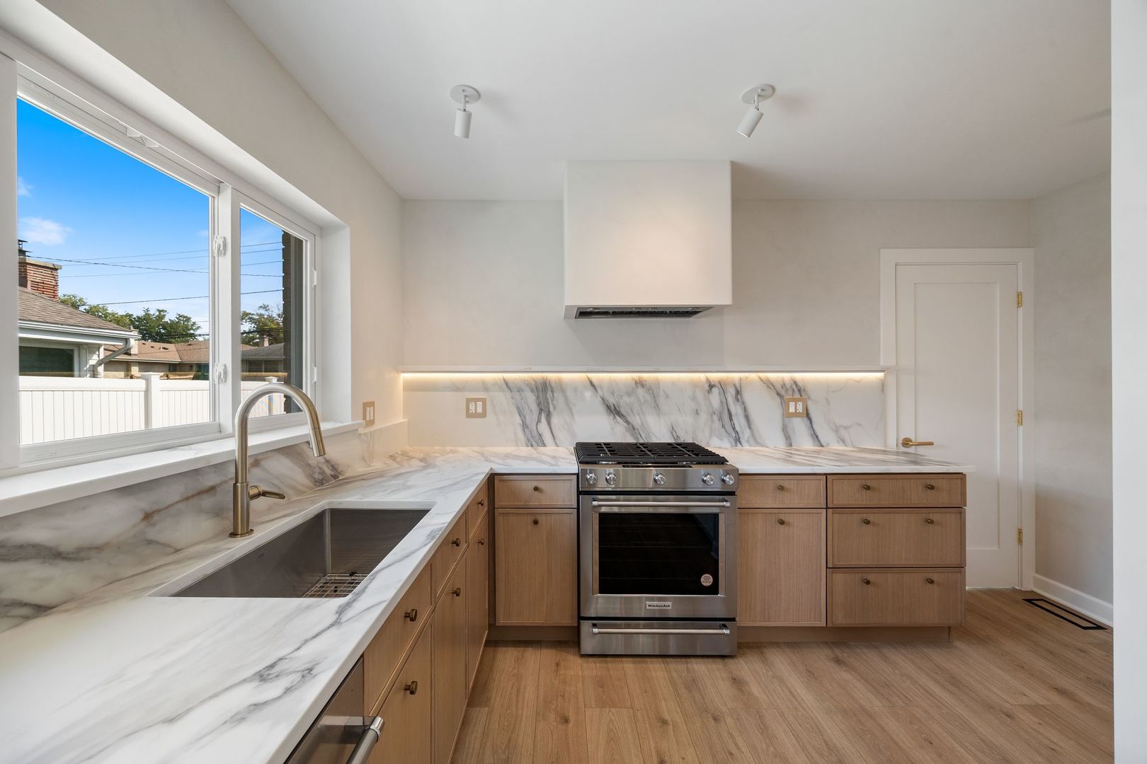 1025 N KNIGHT Avenue