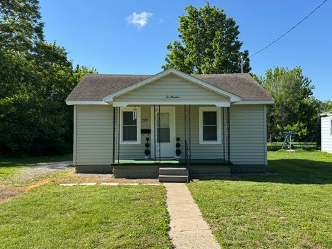 Photo of 219 W 7th Street, Flora, IL 62839 (MLS # 12632984)