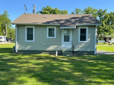 Tiny photo for 219 W 7th Street, Flora, IL 62839 (MLS # 12632984)