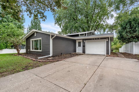 Photo of 1415 Fairlane Drive, Bettendorf, IA 52722 (MLS # 12769358)
