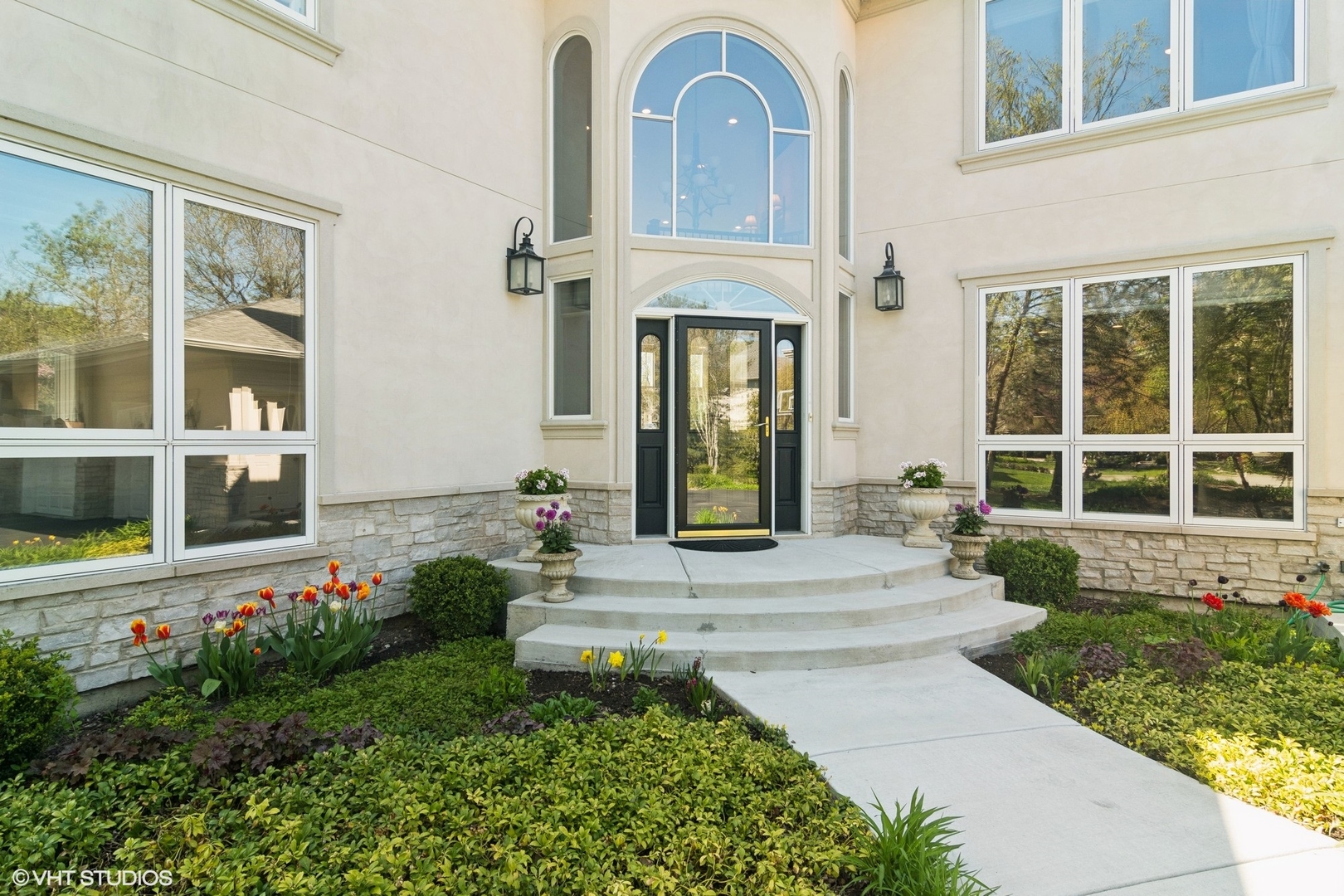 566 Thorngate Lane
