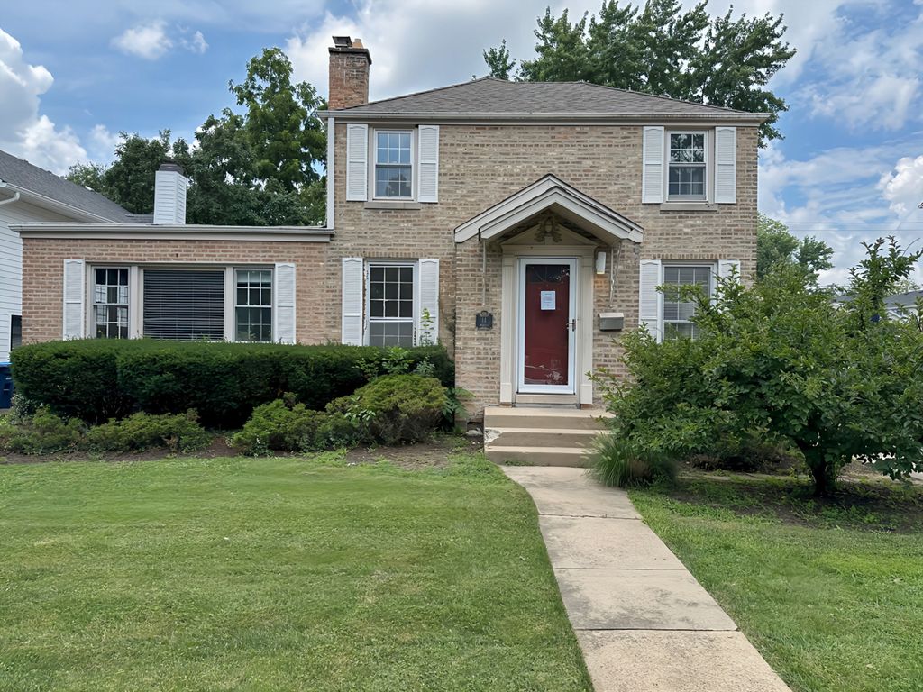 Photo for 14 Mohawk Drive, Clarendon Hills, IL 60514 (MLS # 12430508)